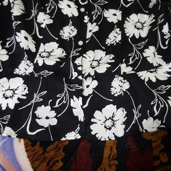 Beautiful RALPH LAUREN blouse. New without tags. - Picture 6 of 8